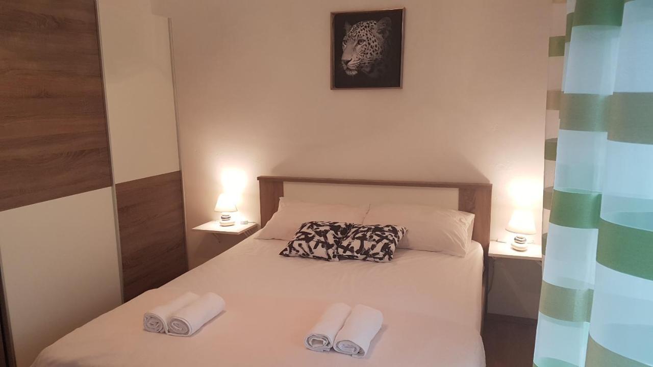 Apartmani AB Pirovac Bagian luar foto
